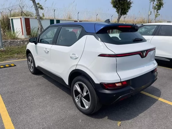 Dịch vụ thay kính chắn gió xe Vinfast VF5